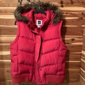 GAP Women’s puffy vest with hood